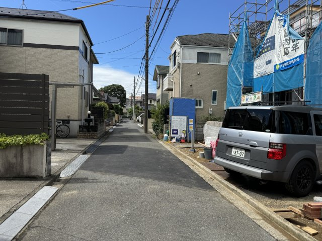 松戸市常盤平西窪町新築戸建【常盤平第三小学校：2分】の前面道路含む現地写真|南東側前面道路