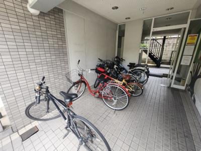 ヴィラ春日の駐車場|駐輪場
