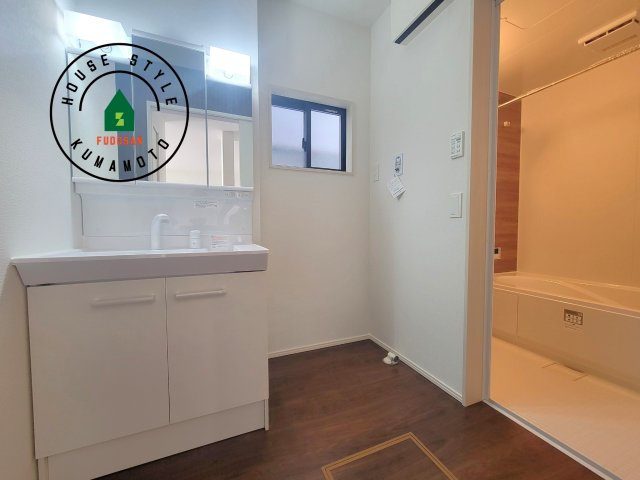 熊本市西区新土河原2丁目第1-3棟（2号棟）　の脱衣所|ゆとりの洗面スペースで朝の身支度もスムーズに。暮らしを快適に変えるシャワー付洗面台です！