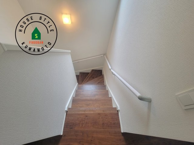 熊本市西区新土河原2丁目第1-3棟（2号棟）　の内装|階段からも明るい光が入ります。採光や通風も階段の重要な役割です。