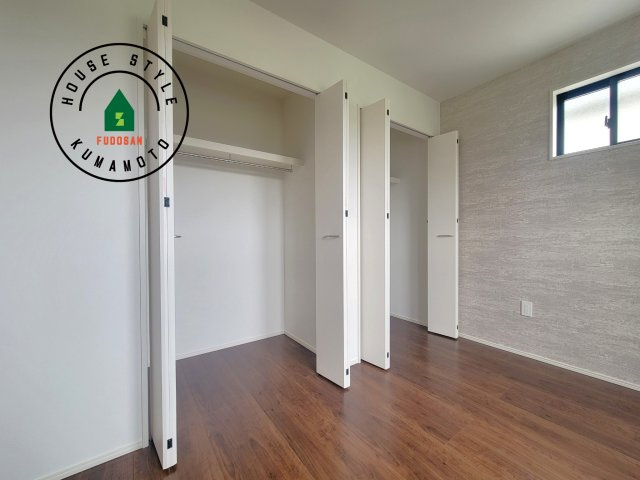 熊本市西区新土河原2丁目第1-3棟（2号棟）　の収納|洋服や大きな荷物が多い方や人数の多いご家族などは、一般的なクローゼットよりもウォークインクローゼットのほうが使い勝手が良いです。