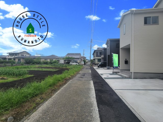 熊本市西区新土河原2丁目第1-3棟（2号棟）　の前面道路含む現地写真|前面道路は閑静な住宅地をはしる車通りの少ない道路。お車の出し入れが苦手なママや小さなお子様にも安心ですね。しっかり舗装もされているので、ベビーカーや自転車で通っても快適に通行できます。