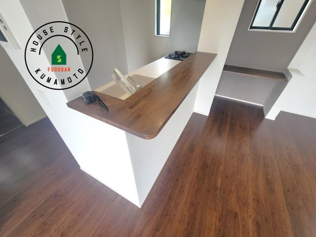 熊本市西区新土河原2丁目第1-3棟（2号棟）　のダイニング|キッチンから立ち込める香りが今日の料理を期待させます。