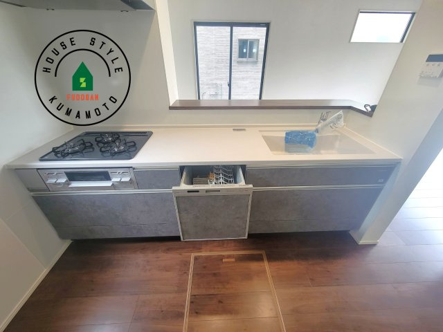 熊本市西区新土河原2丁目第1-3棟（2号棟）　のキッチン|ご家族を近くに感じられる対面キッチンのLDK。会話もはずみそうですね。