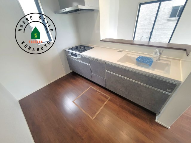 熊本市西区新土河原2丁目第1-3棟（2号棟）　のキッチン|ダイニングテーブルへの配膳がラクラク、お料理はかどるカウンター付きシステムキッチン！