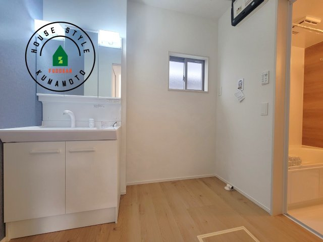 熊本市西区新土河原2丁目第1-3棟（3号棟）　の脱衣所|ゆとりの洗面スペースで朝の身支度もスムーズに。暮らしを快適に変えるシャワー付洗面台です！