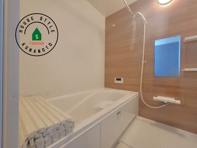 熊本市西区新土河原2丁目第1-3棟（3号棟）　の浴室|窓もあるので換気も安心ですね。同社仕様。1日の疲れを癒してくれる広々バスルーム。雨の日のお洗濯にも大活躍な浴室乾燥機付です！