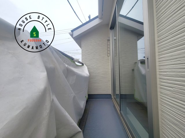 熊本市西区新土河原2丁目第1-3棟（3号棟）　のバルコニー|風をしっかりと感じられるバルコニーでは、毎日が洗濯日和です。広々としているので洗濯も楽しくなるでしょうし、気分転換にバルコニーからの眺めを楽しむのもいいでしょう。