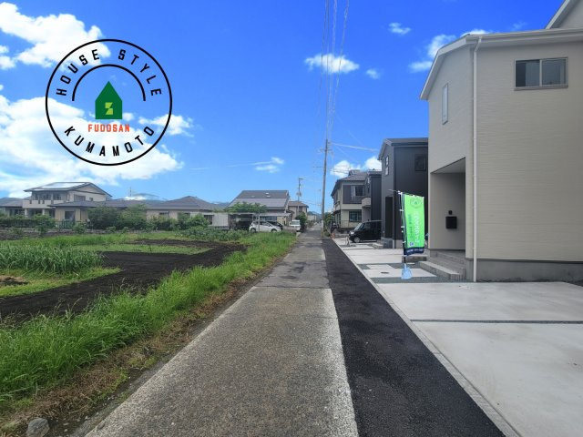 熊本市西区新土河原2丁目第1-3棟（3号棟）　の前面道路含む現地写真|前面道路は閑静な住宅地をはしる車通りの少ない道路。お車の出し入れが苦手なママや小さなお子様にも安心ですね。しっかり舗装もされているので、ベビーカーや自転車で通っても快適に通行できます。