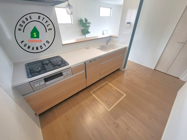 熊本市西区新土河原2丁目第1-3棟（3号棟）　のキッチン|ダイニングテーブルへの配膳がラクラク、お料理はかどるカウンター付きシステムキッチン！