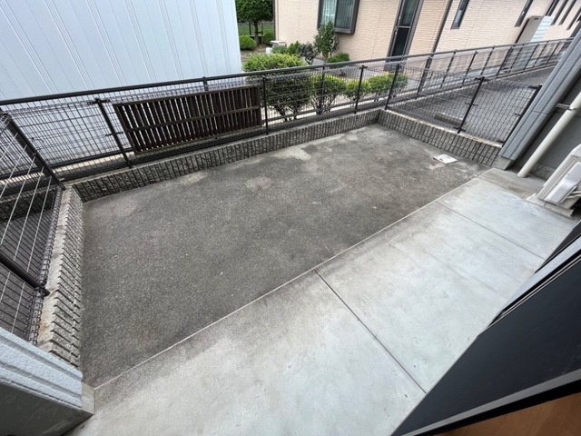 熊本市東区下江津４丁目のアパートのバルコニー