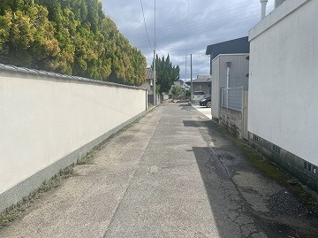 伏石町　土地の前面道路含む現地写真