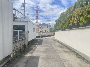 伏石町　土地の前面道路含む現地写真