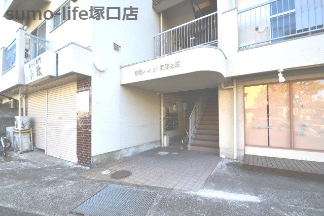 市隆ハイツ武庫之荘のエントランス