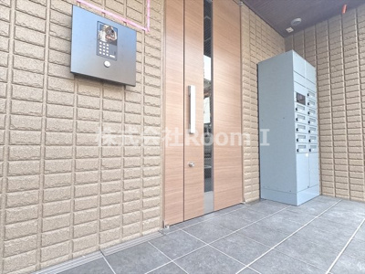 【エントランス】 | マグノリア古市・旭化成ヘーベルメゾンHEBEL HAUS | 建物の内部です宅配BOXです