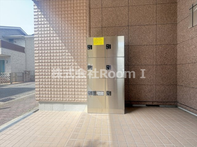 【エントランス】 | スクエアメゾン高殿　旭化成ヘーベルメゾンHEBEL HAUS | 宅配ボックスですゆとりのあるエントランスです