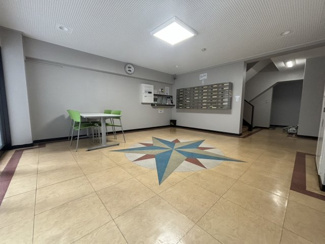 【エントランス】 | エントランス部分にある共有の打合せスペースです。ちょっとしたお客様とのお打ち合わせスペースとしてご利用頂けます。