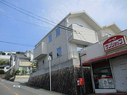 広島市西区己斐東2丁目　中古一戸建ての前面道路含む現地写真