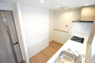 【キッチン】 | 【上質リノベ】サンシティ田方 | 【キッチンスペース】
キッチン後ろは広さもあり、冷蔵庫やカップボードも余裕で置けそうです。
また、キッチンの照明は、料理が美味しく見えるように、
暖色系のダウンライトに変更されております。