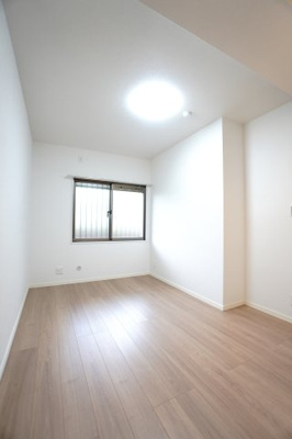 【洋室】 | 【上質リノベ】サンシティ田方 | 【洋室約5.5帖】
心と体をゆったりと安らげる主寝室。
寝室のゆとりが大きい分だけ、
暮らしの安らぎは深まります。
一日の疲れを癒すだけでなく、
ご夫婦の親密な語らいを紡ぎ出します。