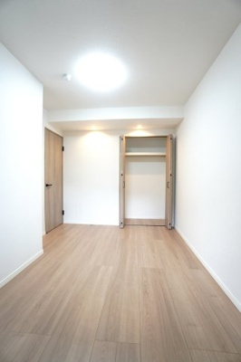 【洋室】 | 【上質リノベ】サンシティ田方 | 【洋室約5.5帖】
どんな家具や敷物でも部屋に馴染みやすく、
コーディネートがし易そうですね。
配置も柔軟に対応できるので身の回りの整理もし易い！
自分好みの空間に出来そうですね！