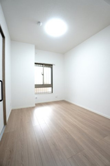 【洋室】 | 【上質リノベ】サンシティ田方 | 【北側洋室約5帖】
居室にはクローゼットを完備。
自由度の高い家具の配置が叶うシンプルな空間です。
お子様の成長と人数と共に必要になる
子供部屋にもぴったりの間取りですね。