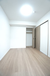 【洋室】 | 【上質リノベ】サンシティ田方 | 【北側洋室約5帖】
こども部屋をコーディネート！このぐらいの広さがあれば、 
お子さんの好きな色やモチーフを使ったコーディネートで、
勉強もお片付けも全部楽しいお気に入りの空間にしていけそうですね！