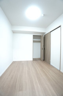 【洋室】 | 【上質リノベ】サンシティ田方 | 【北側洋室約5帖】
こども部屋をコーディネート！このぐらいの広さがあれば、 
お子さんの好きな色やモチーフを使ったコーディネートで、
勉強もお片付けも全部楽しいお気に入りの空間にしていけそうですね！