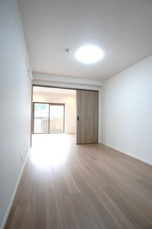 【洋室】 | 【上質リノベ】サンシティ田方 | 【南側洋室約5帖】
在宅勤務・リモートワークの書斎や、
趣味やくつろぎのスペースとしても。
家族と一緒に楽しい時間を過ごす中にも、
一人でくつろげる時間と場所は特に良いですね。
