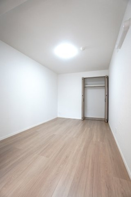 【洋室】 | 【上質リノベ】サンシティ田方 | 【南側洋室約5帖】
将来、家族構成が変わった時等、第2子供部屋としても活用できそうですね！
勿論、エアコンの先行配管もしてあるので、壁付けのエアコン設置OKです！
快適な居室環境で過ごせそうです！