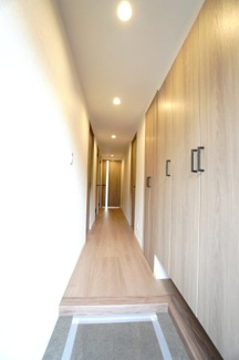 【玄関】 | 【上質リノベ】サンシティ田方 | 【玄関ホール】
人を迎え入れる最初の場所だからこそ、
清潔感があり纏まった空間にして頂ける様に
大型フローティングシューズBOXを設置。
照明はオートライト。消し忘れや
出入りが暗くならなく済みます！