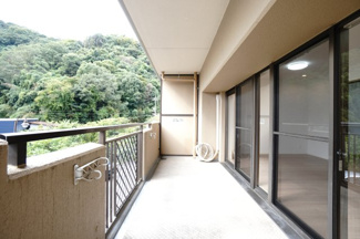 【バルコニー】 | 【上質リノベ】サンシティ田方 | 【バルコニー】
リビング全面が接するワイドバルコニー。
前面の建物が邪魔することなくよく陽が当たり、お洗濯物もすぐ乾きそう！
この位の広さがあると、エアコン室外機を置いても十分なスペースを保てます。