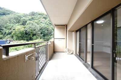 【バルコニー】 | 【上質リノベ】サンシティ田方 | 【バルコニー】
リビング全面が接するワイドバルコニー。
前面の建物が邪魔することなくよく陽が当たり、お洗濯物もすぐ乾きそう！
この位の広さがあると、エアコン室外機を置いても十分なスペースを保てます。