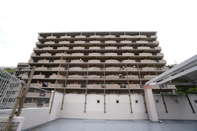 【外観】 | 【上質リノベ】サンシティ田方 | 【耐震性】
耐震性の高さを判断するポイントは、
建築確認申請日が1981年6月1日以降の
新耐震基準に適合しているかどうか。
震度６程度の大地震でも
建物が崩壊しないレベルが基準になりました。