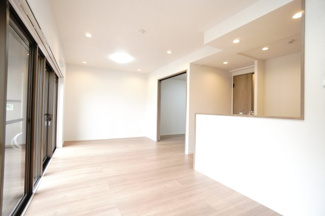 【居間・リビング】 | 【上質リノベ】サンシティ田方 | 【約15.6帖LDK】
LDK全面に広がる窓からは自然光いっぱいに差し込み、
「グレージュモダンスタイル」の壁や床を優しく照らしていて、
温もりのあるリビングの雰囲気で、すごーくすごく、くつろげそう♪