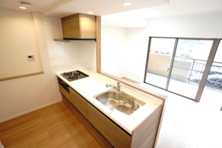 【キッチン】 | 【上質リノベ】サンシティ田方 | 【キッチンスペース】
新規にクリナップ社製の最新機器を採用。
キッチンやリビングを暗くする原因の、扱い辛い吊戸棚や袖壁も撤去！
キッチンからリビングも見渡せる子育て中のご家族にもうれしい造り。