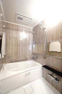 【浴室】 | 【上質リノベ】サンシティ田方 | 【バスルーム】
TOTO社製RWシリーズは
「ゆるリラ浴槽」「カラリ床」で独自の技術によりバスタイムを
よりよく演出してくれます！
更に、浴室暖房乾燥機が標準設備！
お手入れが楽なシステムバスです。