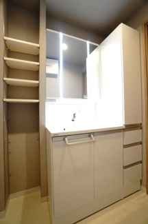 【独立洗面台】 | 【上質リノベ】サンシティ田方 | 【コスメカウンター】
Panasonic社製！
「美ルックツインラインLED照明」は、
従来の照明より自然な肌の色に見える照明。
肌の色味を美しく引き立て、
洗面ボウルも広くメイクの時間をより素敵に。