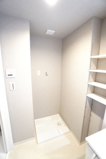 【独立洗面台】 | 【上質リノベ】サンシティ田方 | 【パウダールーム】
装着が楽なワンタッチ式の給水栓！
洗濯機置場はドラム式の洗濯機も入るサイズですが、
お手持ちのサイズが入るか要確認です！
この高さがあれば、リネンラックも付けられますね！