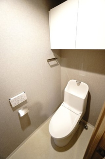 【トイレ】 | 【上質リノベ】サンシティ田方 | 【レストルーム】
TOTO社製！きれいをまもるせいけつトイレ！
お掃除はサッとひとふきで完了！
少ない水で、汚れをしっかり洗い流します。
手洗い機能付きなので、もしもの時も慌てない！