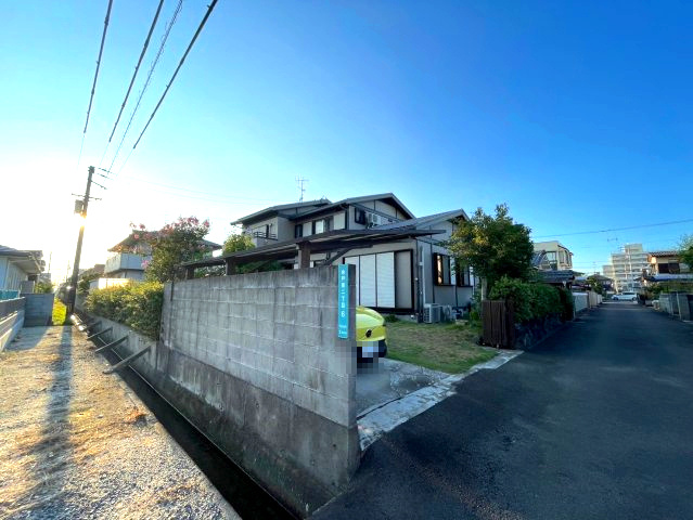 余戸東二丁目中古戸建の前面道路含む現地写真