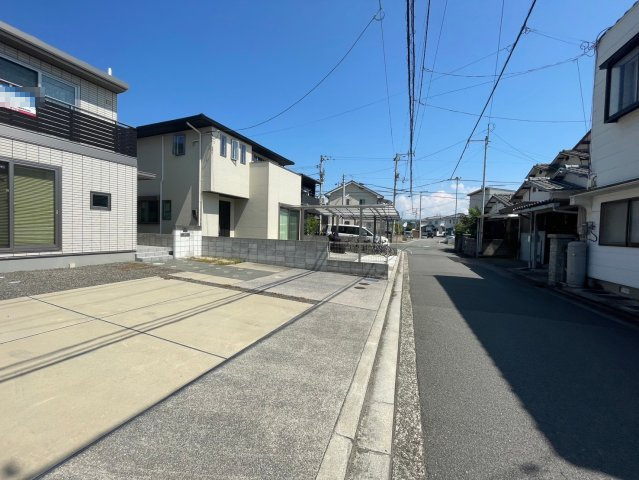東垣生町中古戸建の前面道路含む現地写真