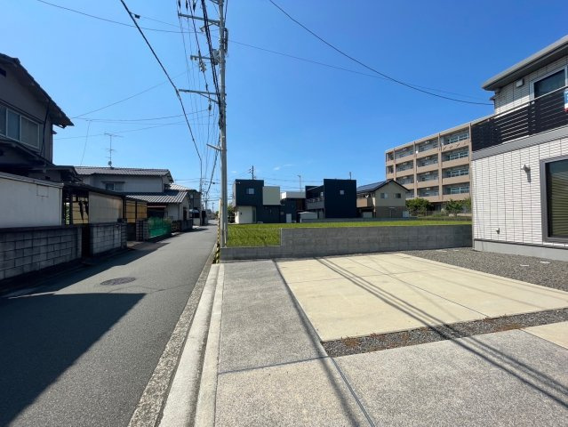東垣生町中古戸建の前面道路含む現地写真