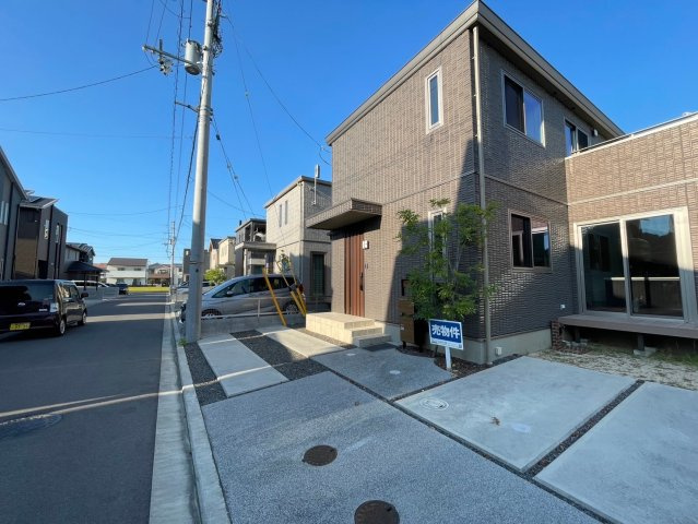 南斎院町中古戸建の前面道路含む現地写真