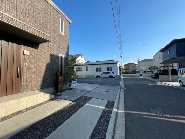 南斎院町中古戸建の前面道路含む現地写真