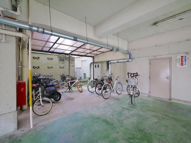 ハピネスハイツ（北京終町）のその他共用部分|ゆったりとした駐輪スペース。