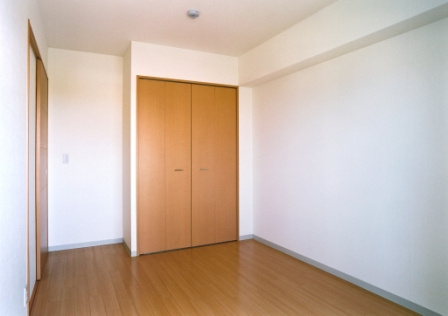 ピアッツァレント今井町の洋室|バルコニー側の洋室5.6帖。クローゼットあり