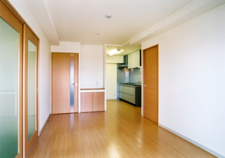 ピアッツァレント今井町の居間・リビング|広々としたLDK12.1帖　バルコニーの面していて日当たり良好です