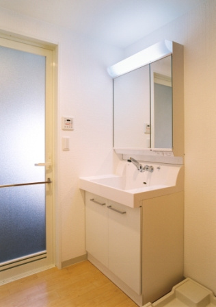 ピアッツァレント今井町の洗面所|シャンプードレッサー付き洗面化粧台。鏡裏に便利な収納付き