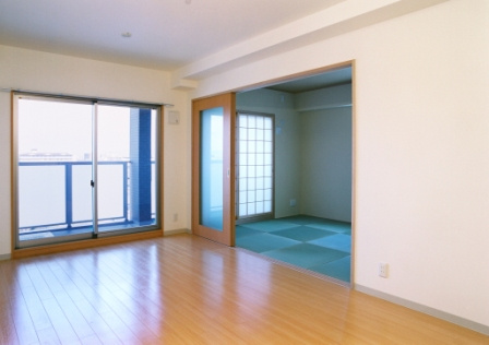 ピアッツァレント今井町の居間・リビング|キッチンから見たLDKと和室。和室は琉球畳を使用した6帖のお部屋です。